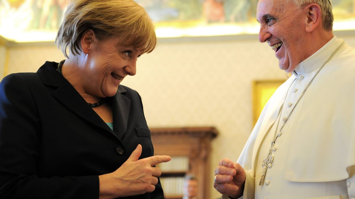 Angela Merkel: Hier ein Bild von der Altkanzlerin, als sie Papst Franziskus im Vatikan besucht.