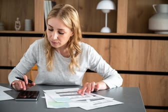 Eine Frau rechnet: Die Steuererklärung kann Ihnen eine ordentliche Ersparnis bringen.