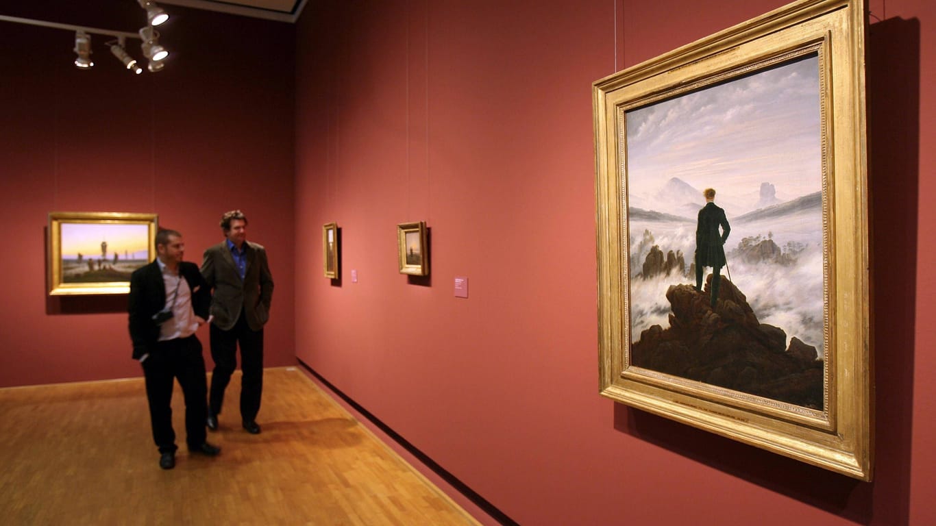 Museumsbesucher vor Caspar David Friedrich bekanntestem Gemälde (Archivbild): "Der Wanderer über dem Nebelmeer"