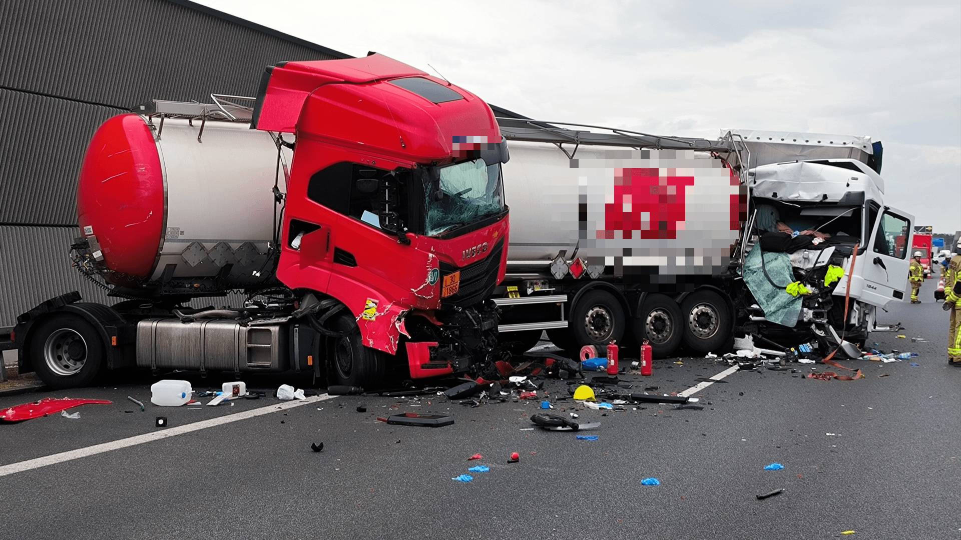 Unfallstelle auf der A6: Zwei Lkw-Fahrer wurden verletzt.