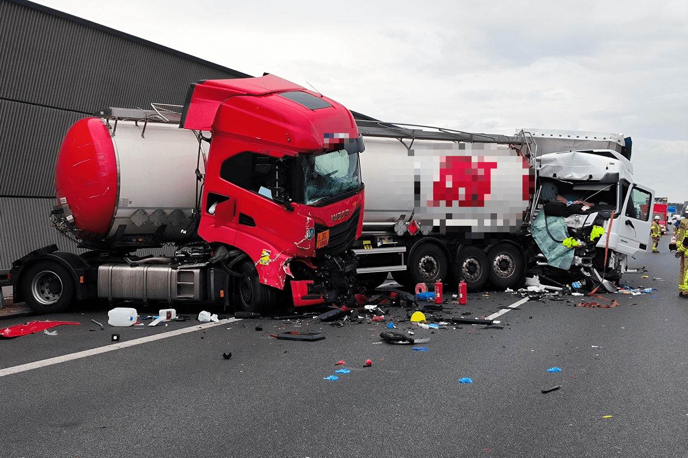 Unfallstelle auf der A6: Zwei Lkw-Fahrer wurden verletzt.