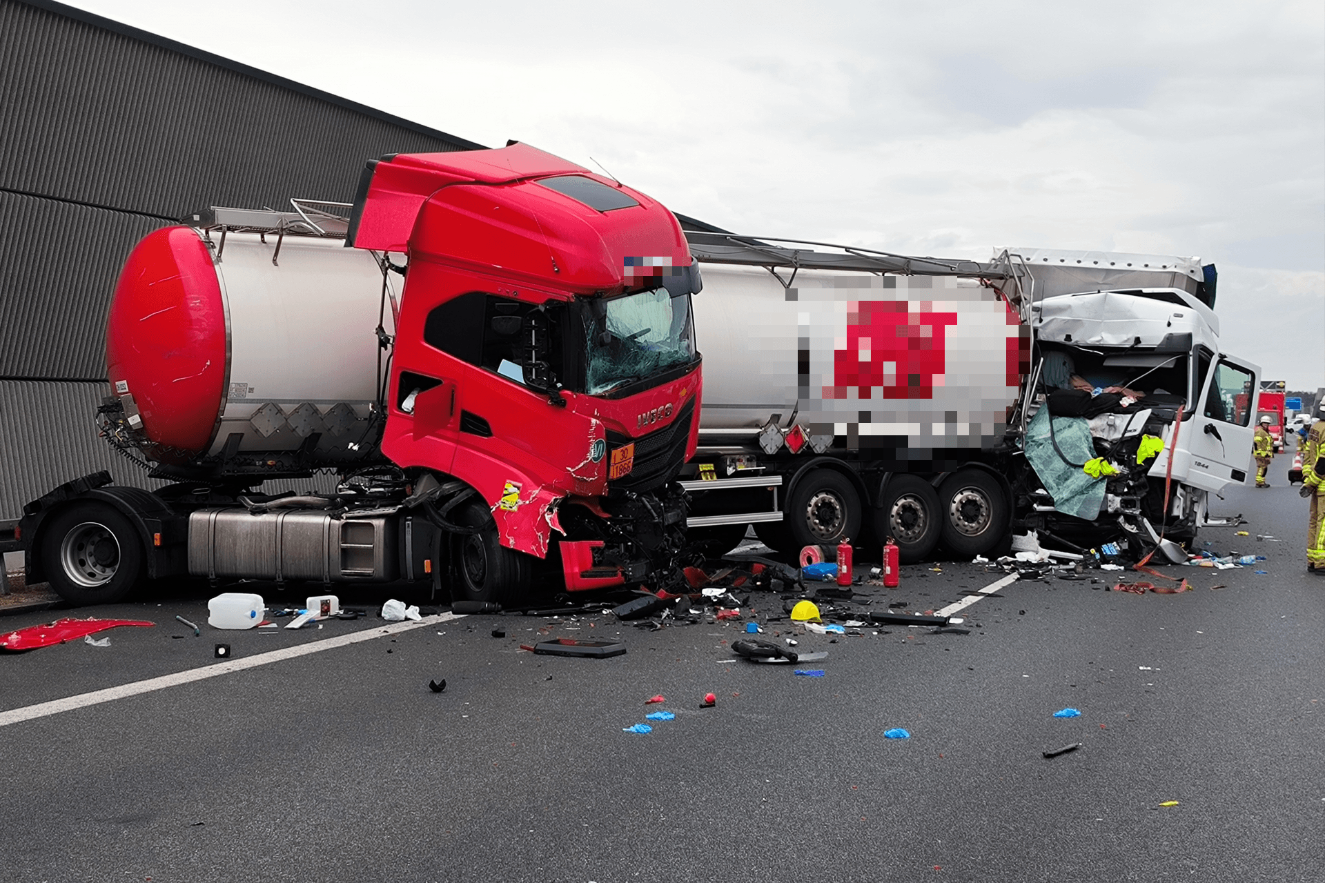 Unfallstelle auf der A6: Zwei Lkw-Fahrer wurden verletzt.