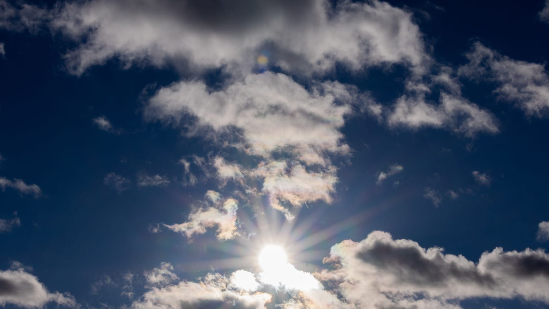 Mix aus Sonne und Wolken Mix aus Sonne und Wolken