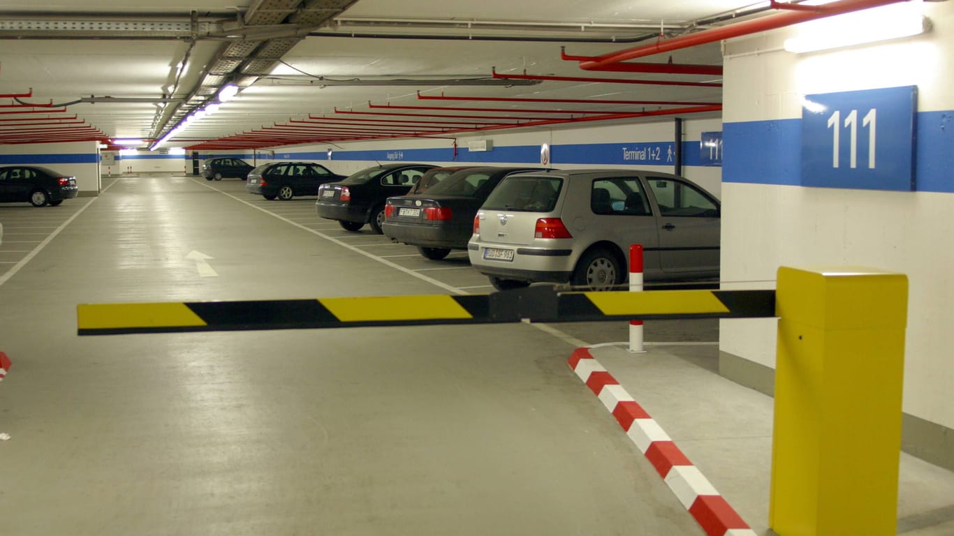 Einfahrt mit Schranke in die Tiefgarage am Flughafen Frankfurt am Main (Symbolbild): Skurrile Szenen spielen sich hier während eines Streits am Montag ab.