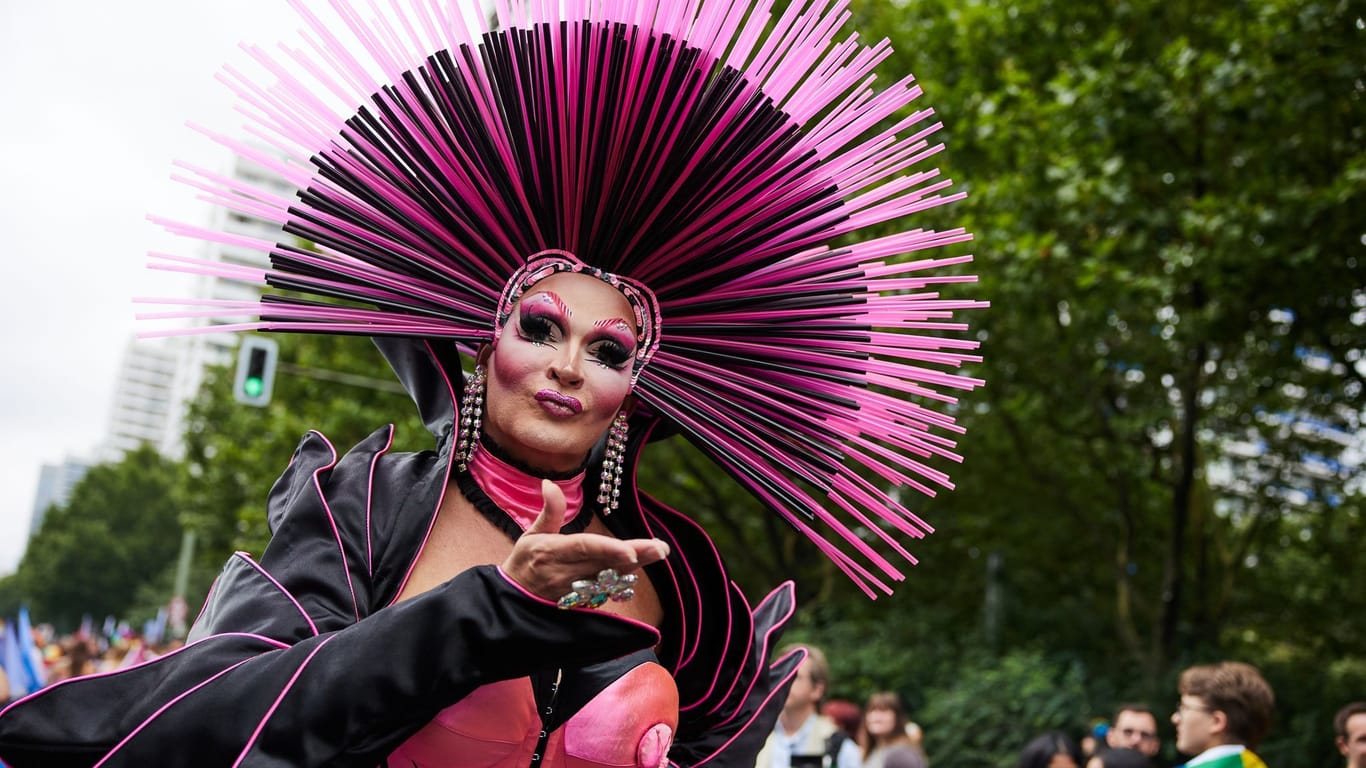 Dragqueen Tatjana Taft nimmt ebenfalls an der Parade teil.