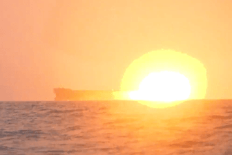 Eine Videoaufnahme der Huthi-Miliz soll zeigen, wie das Handelsschiff "Transworld Navigator" von einem Kamikaze-Drohnenboot angegriffen wird.