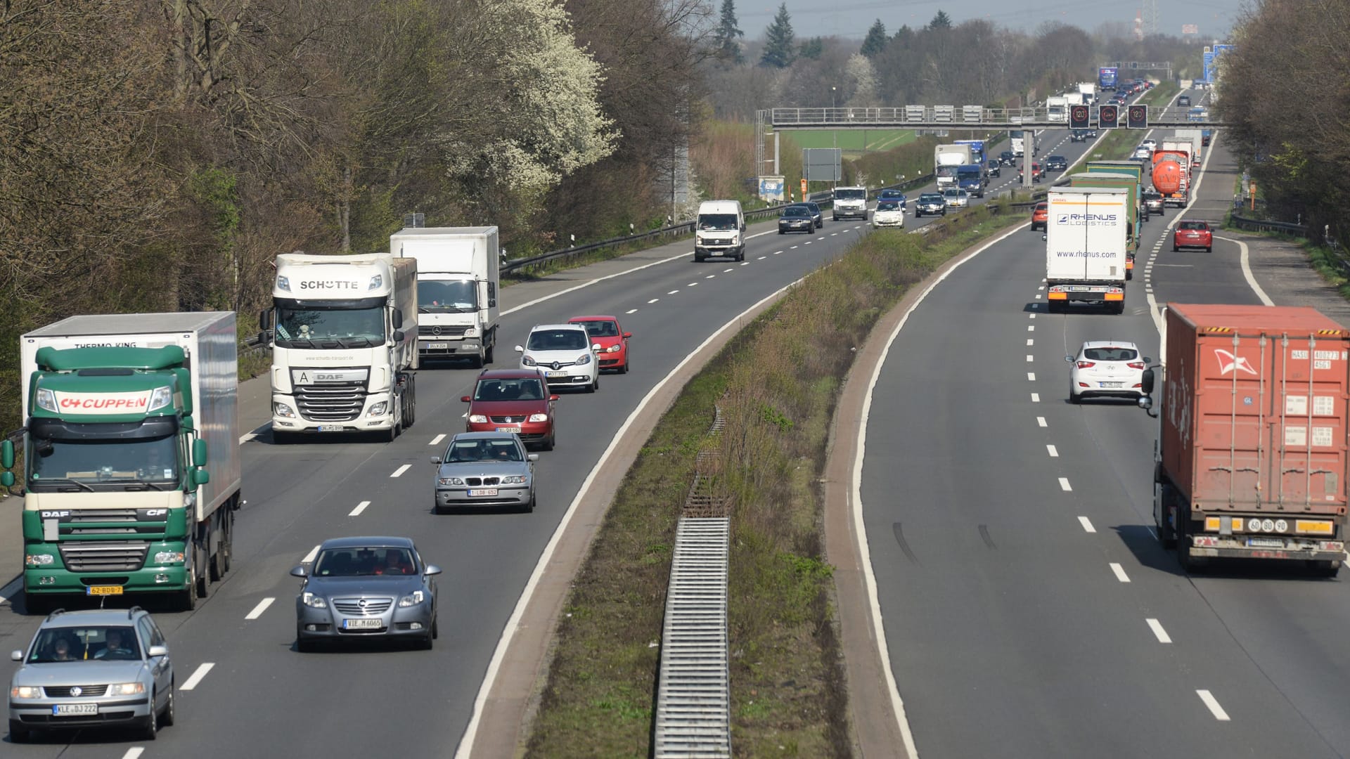 Verkehr auf der A57 (Symbolfoto): In den nächsten Tagen steht hier eine Vollsperrung an.