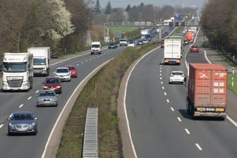 Verkehr auf der A57 (Symbolfoto): In den nächsten Tagen steht hier eine Vollsperrung an.