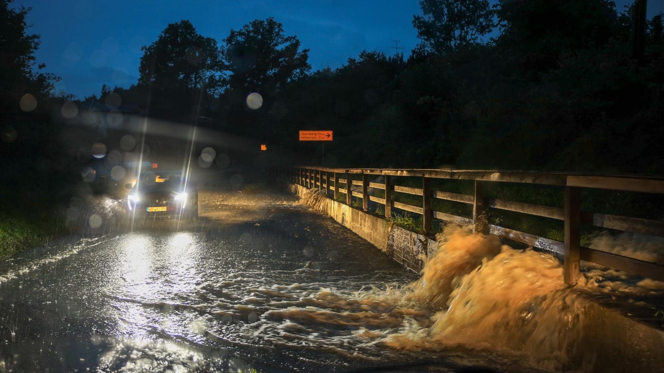 Gewitter mit Starkregen und Hagel in Bayern