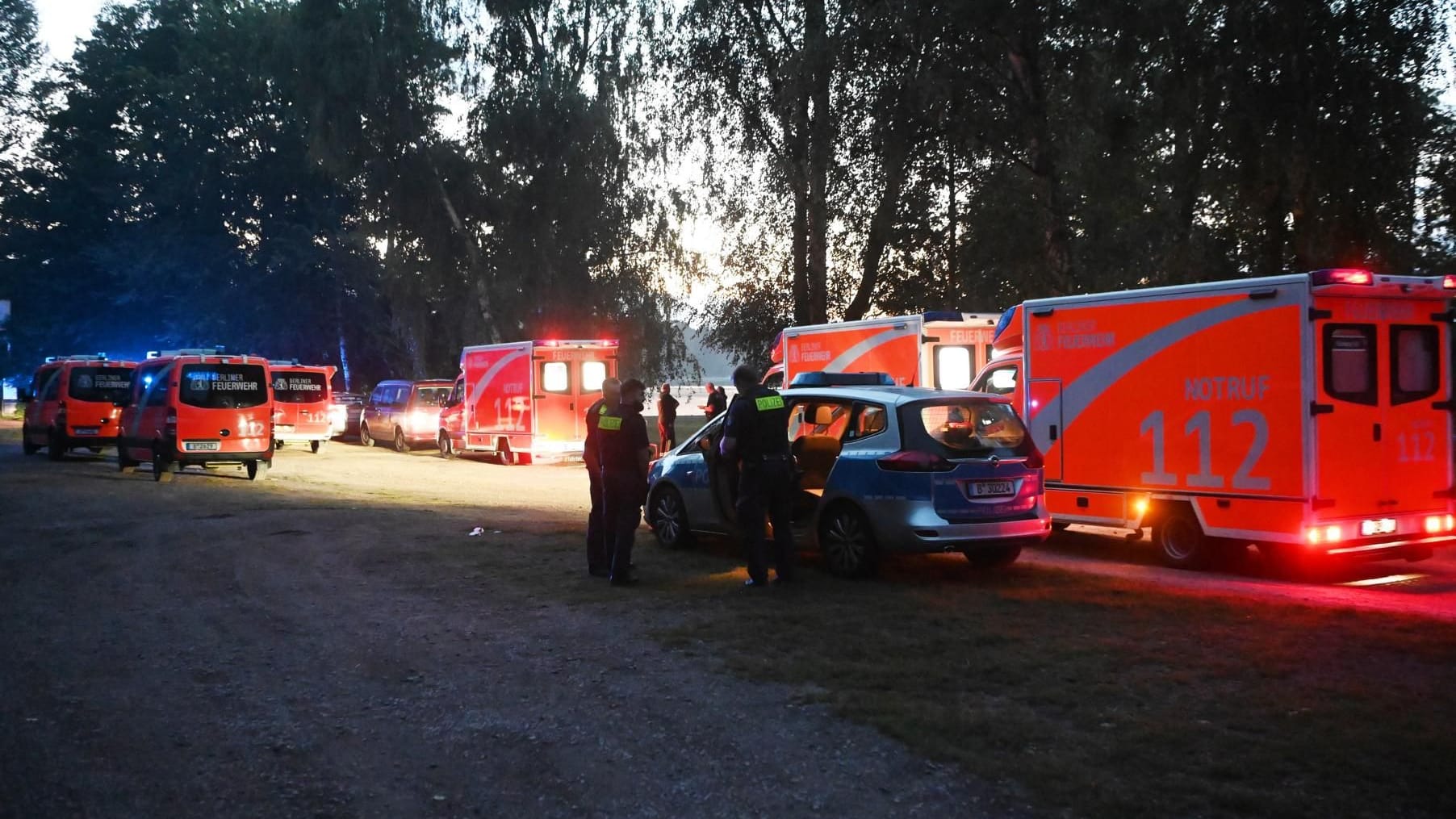 Rettungskräfte am Glienicker See: Die Frau konnte laut einem Reporter nicht reanimiert werden.