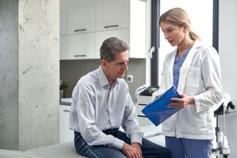 Ärztin im Gespräch mit einem Patienten.