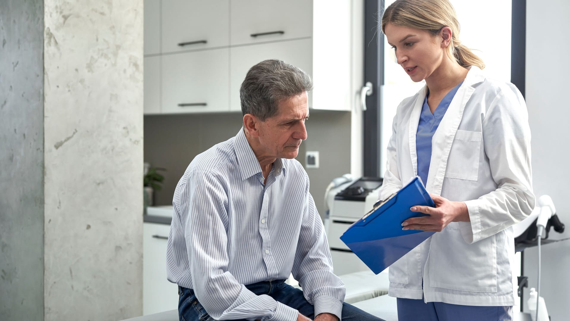 Ärztin im Gespräch mit einem Patienten.