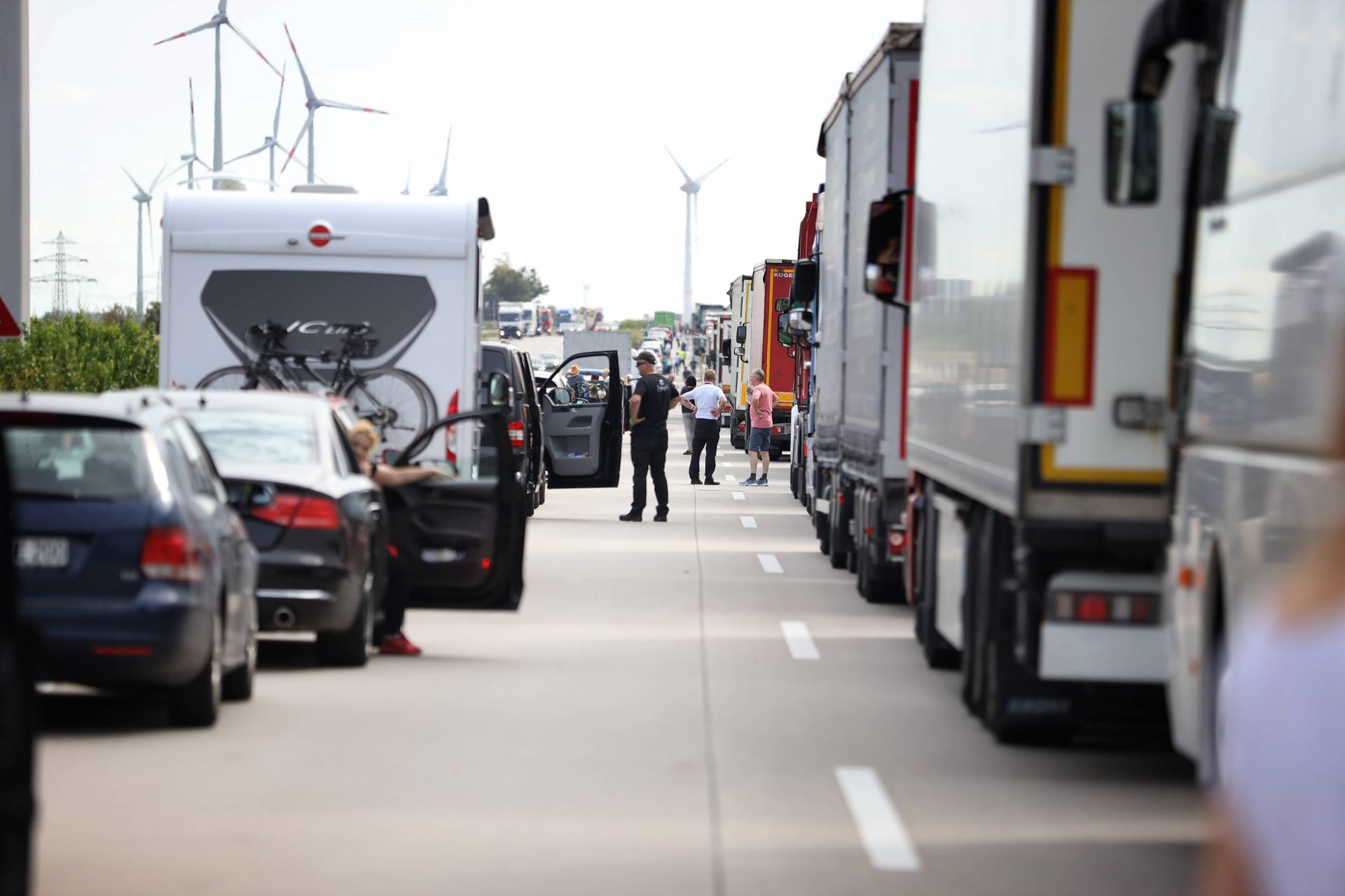 Stau auf der A9 Richtung Nürnberg (Archivbild): Wer entspannt in den Urlaub fahren möchte, sollte sich nach alternativen Reiseterminen umschauen.