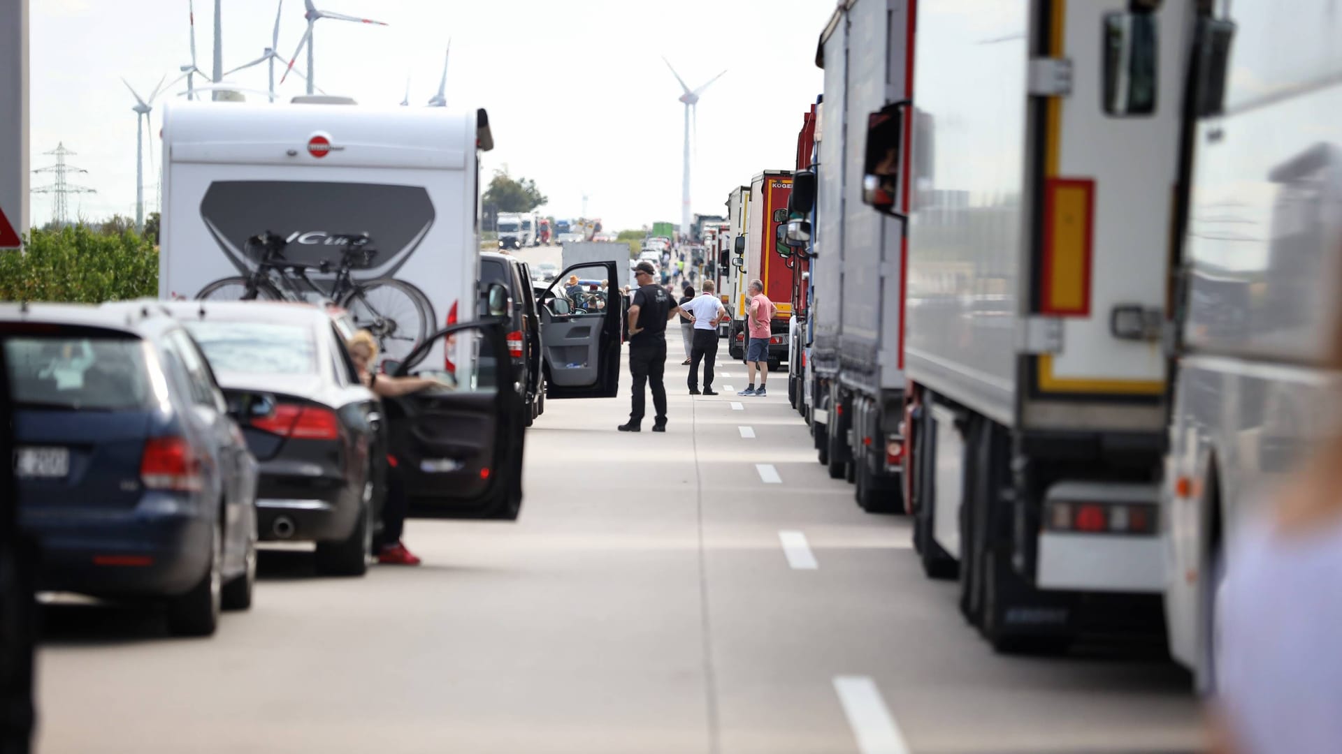 Stau auf der A9 Richtung Nürnberg (Archivbild): Wer entspannt in den Urlaub fahren möchte, sollte sich nach alternativen Reiseterminen umschauen.