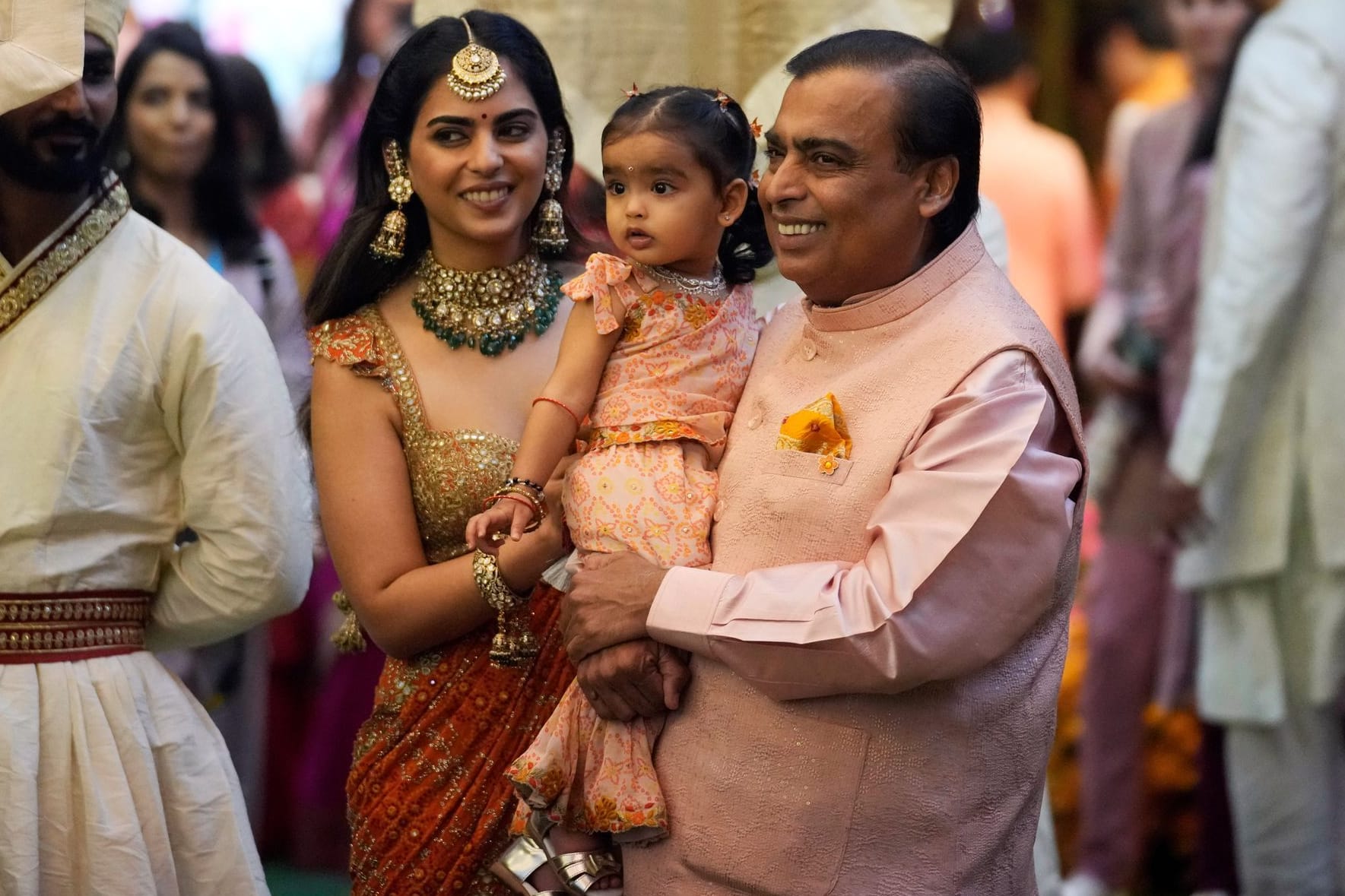 Mukesh Ambani mit seiner Tochter Isha Ambani und ihrem Kind auf einer der Vor-Vor-Vor-Hochzeitsfeiern Anfang Juli.