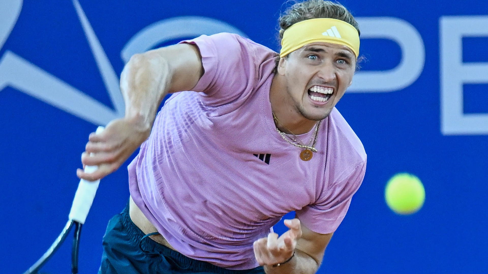 Alexander Zverev hat sich mit Schmerzen durch sein Auftaktmatch gequält: Am Donnerstag muss der Hamburger bei seinem Heimturnier wieder auf den Platz. Alexander Zverev hat sich mit Schmerzen durch sein Auftaktmatch gequält: Am Donnerstag muss der Hamburger bei seinem Heimturnier wieder auf den Platz.