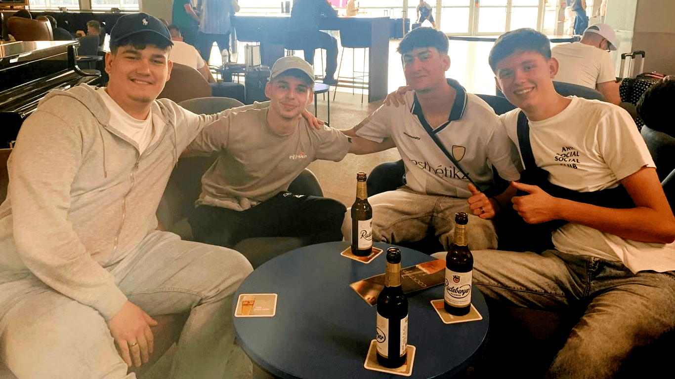 Lund, Lex, Tyo und Sam: Statt in Lloret de Mar sitzen sie am Mittwoch noch im Flughafen-Café.