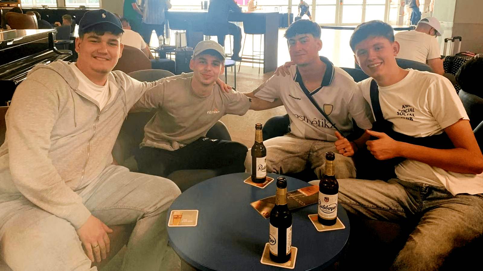 Lund, Lex, Tyo und Sam: Statt in Lloret de Mar sitzen sie am Mittwoch noch im Flughafen-Café.