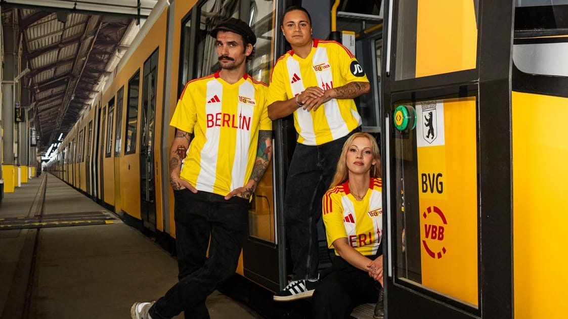 Das neue Trikot in der Straßenbahn: Unions drittes Trikot ist in der Saison 2024/25 gelb.