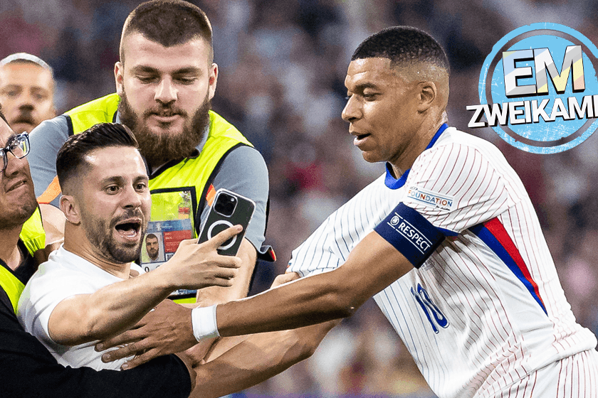 Szene aus dem Halbfinale gegen Spanien: Ein Zuschauer stürmt das Feld, um ein "Selfie" mit Frankreichs Topspieler Kylian Mbappé (rechts) zu schießen. Im Fernsehen war das nicht zu sehen.