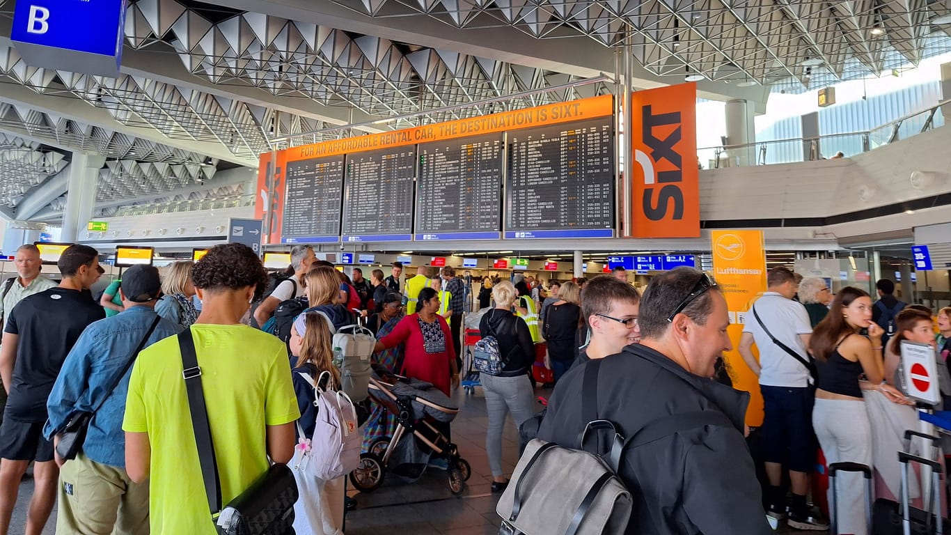 Passagiere warten am Frankfurter Flughafen: Wegen der Protestaktion wurden bislang 140 Flüge annulliert.