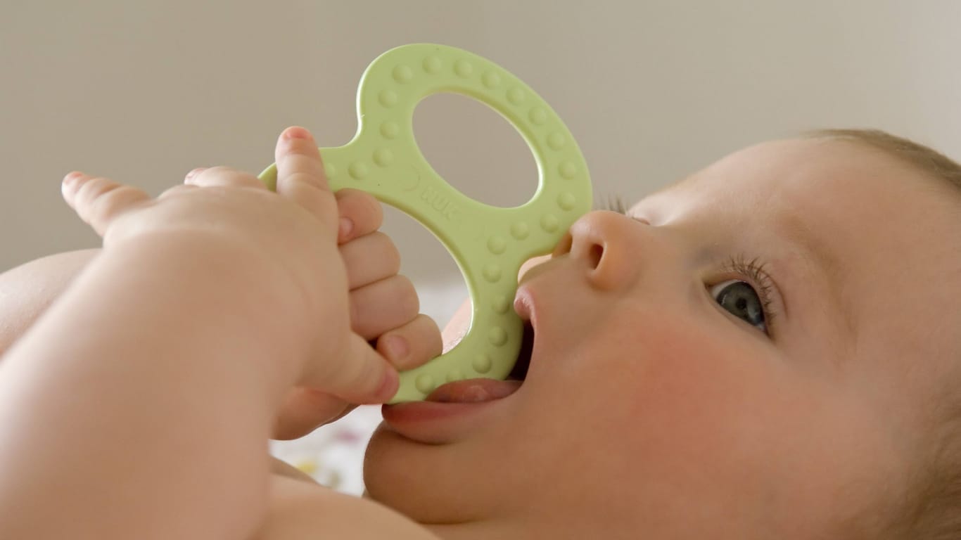 Baby mit einem Beißring: Giftstoffe haben in dem Produkt nichts zu suchen.