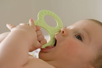 Baby mit einem Beißring: Giftstoffe haben in dem Produkt nichts zu suchen.