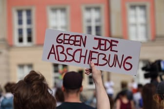 Ein Demonstrant mit Schild "Gegen jede Abschiebung" (Symbolbild): In Wilhelmsburg protestieren Schüler gegen die Abschiebung von Joel A.