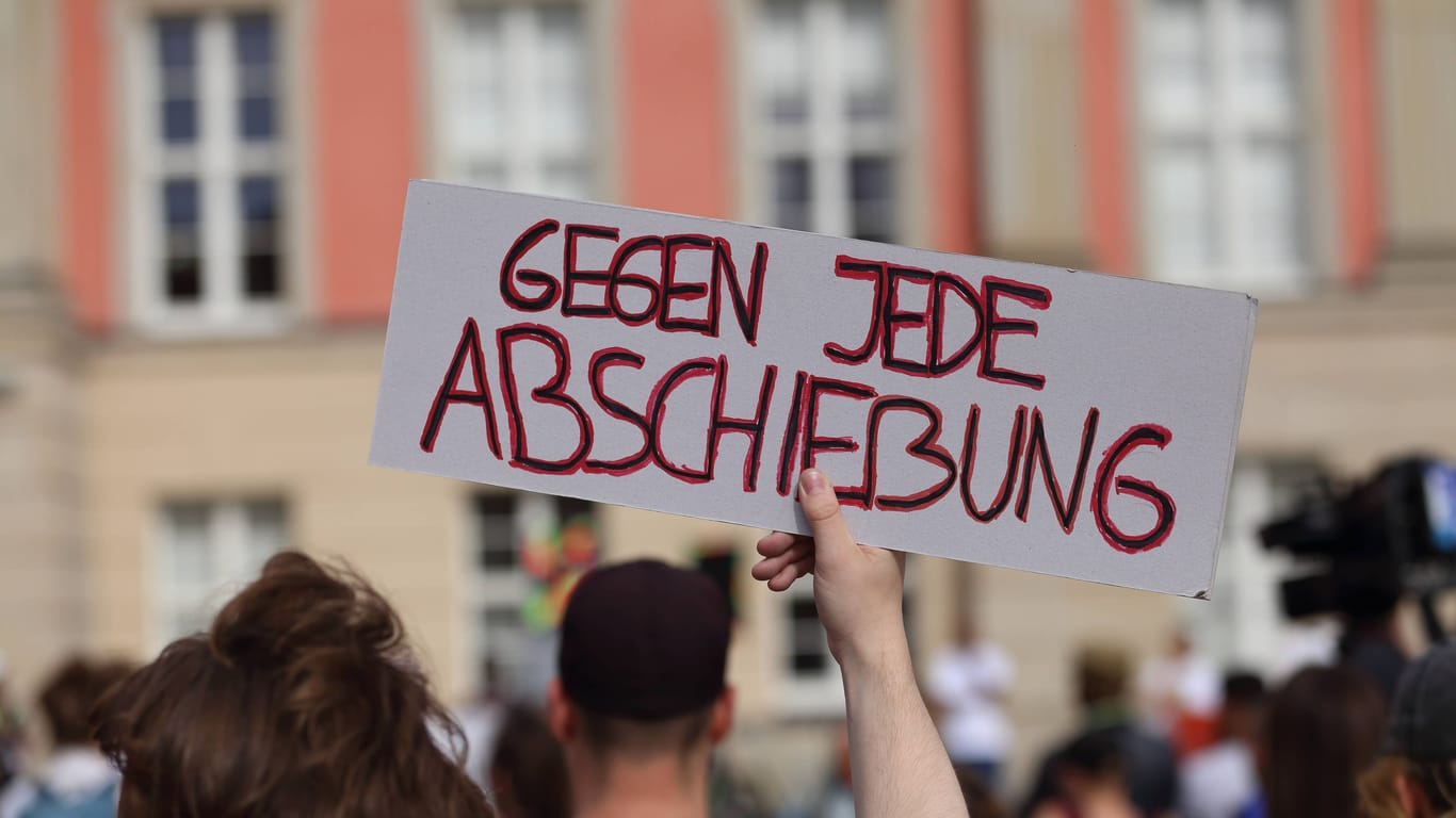 Ein Demonstrant mit Schild "Gegen jede Abschiebung" (Symbolbild): In Wilhelmsburg protestieren Schüler gegen die Abschiebung von Joel A.