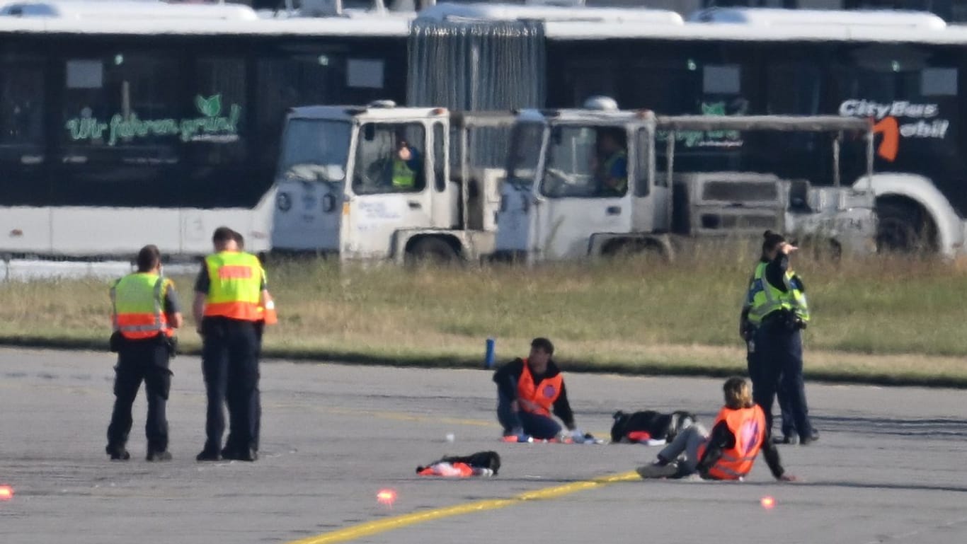 Zwei Aktivisten haben sich auf dem Rollfeld in Frankfurt festgeklebt: Es ist die zweite Blockade deutscher Flughäfen in zwei Tagen.