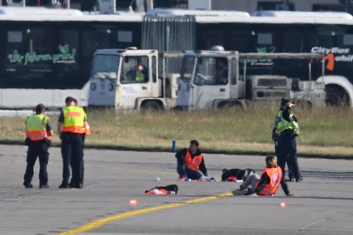 Zwei Aktivisten haben sich auf dem Rollfeld in Frankfurt festgeklebt: Es ist die zweite Blockade deutscher Flughäfen in zwei Tagen.