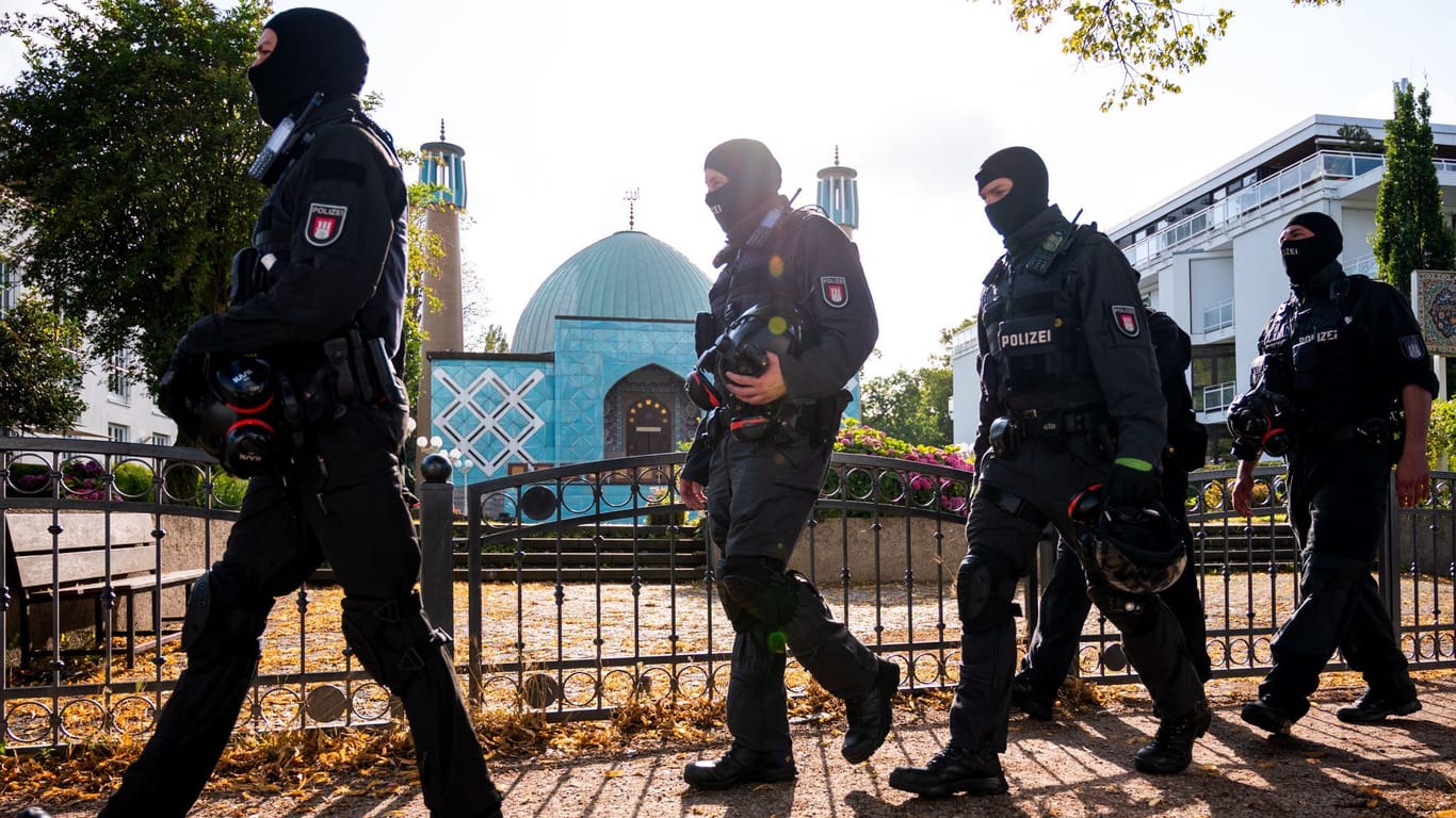 Einsatzkräfte der Polizei vor der "Blauen Moschee": Das Islamische Zentrum Hamburg wurde am Dienstag nach langer Debatte verboten.