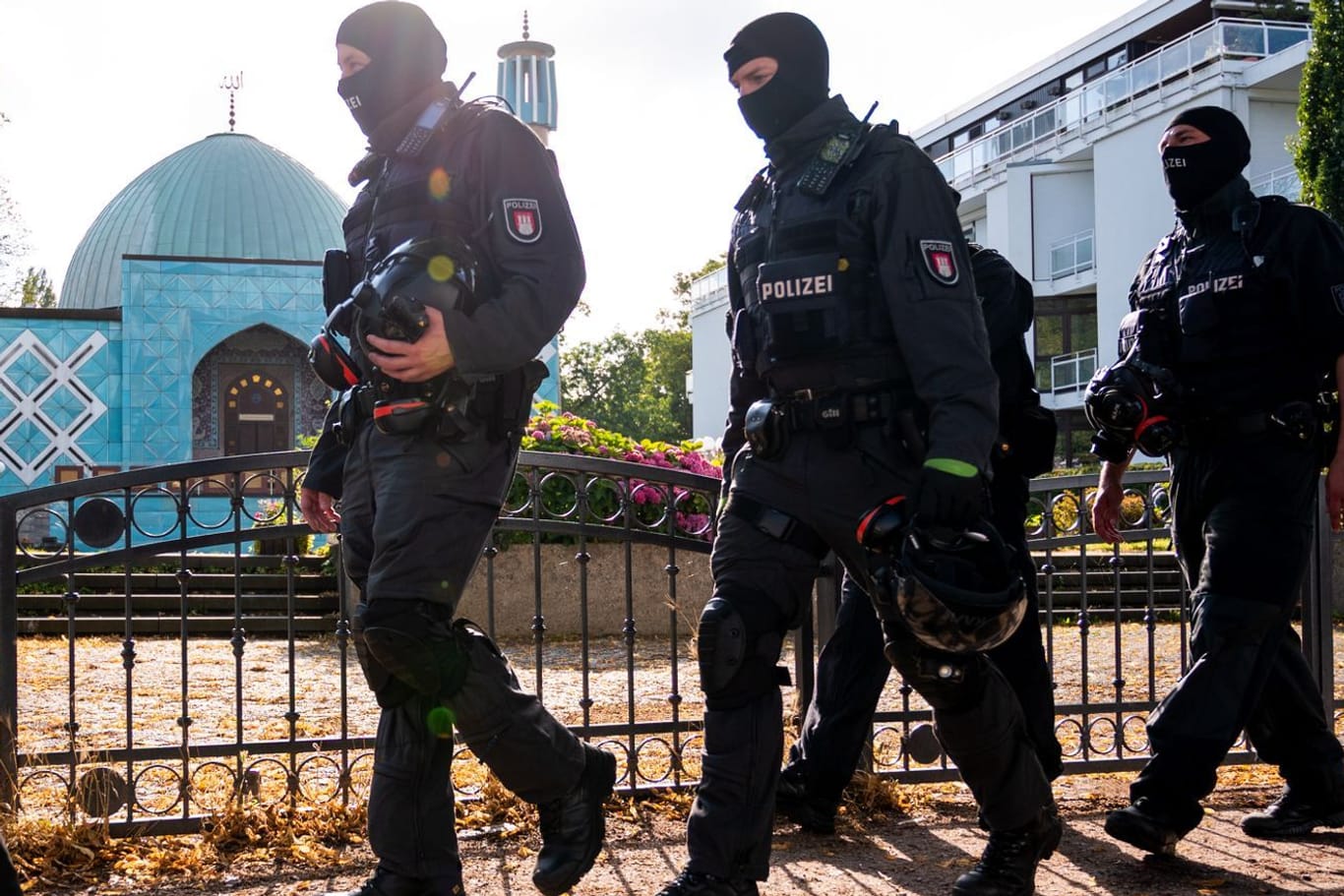 Einsatzkräfte der Polizei vor der "Blauen Moschee": Das Islamische Zentrum Hamburg wurde am Dienstag nach langer Debatte verboten.