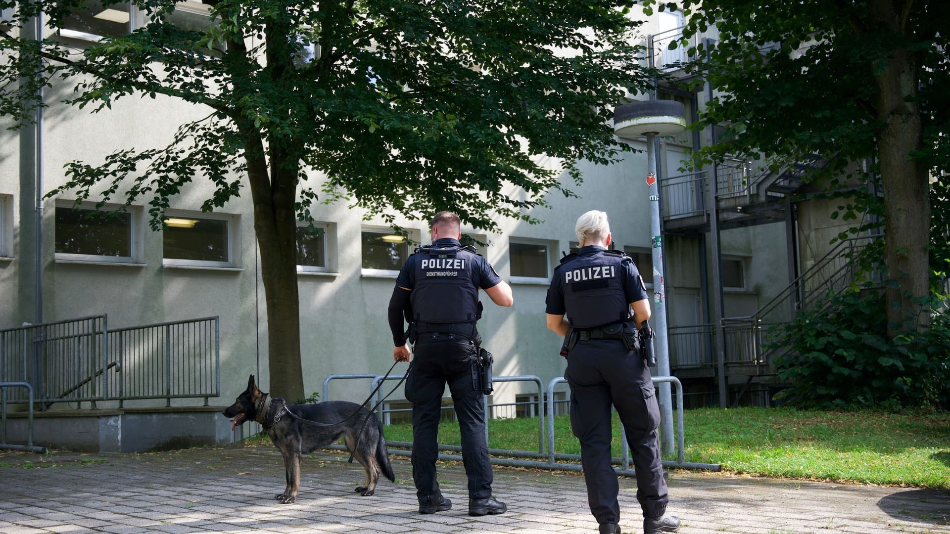 Lehrkraft auf Parkplatz niedergestochen