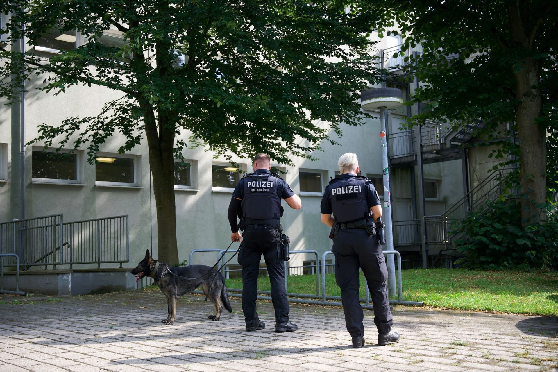 Lehrkraft auf Parkplatz niedergestochen