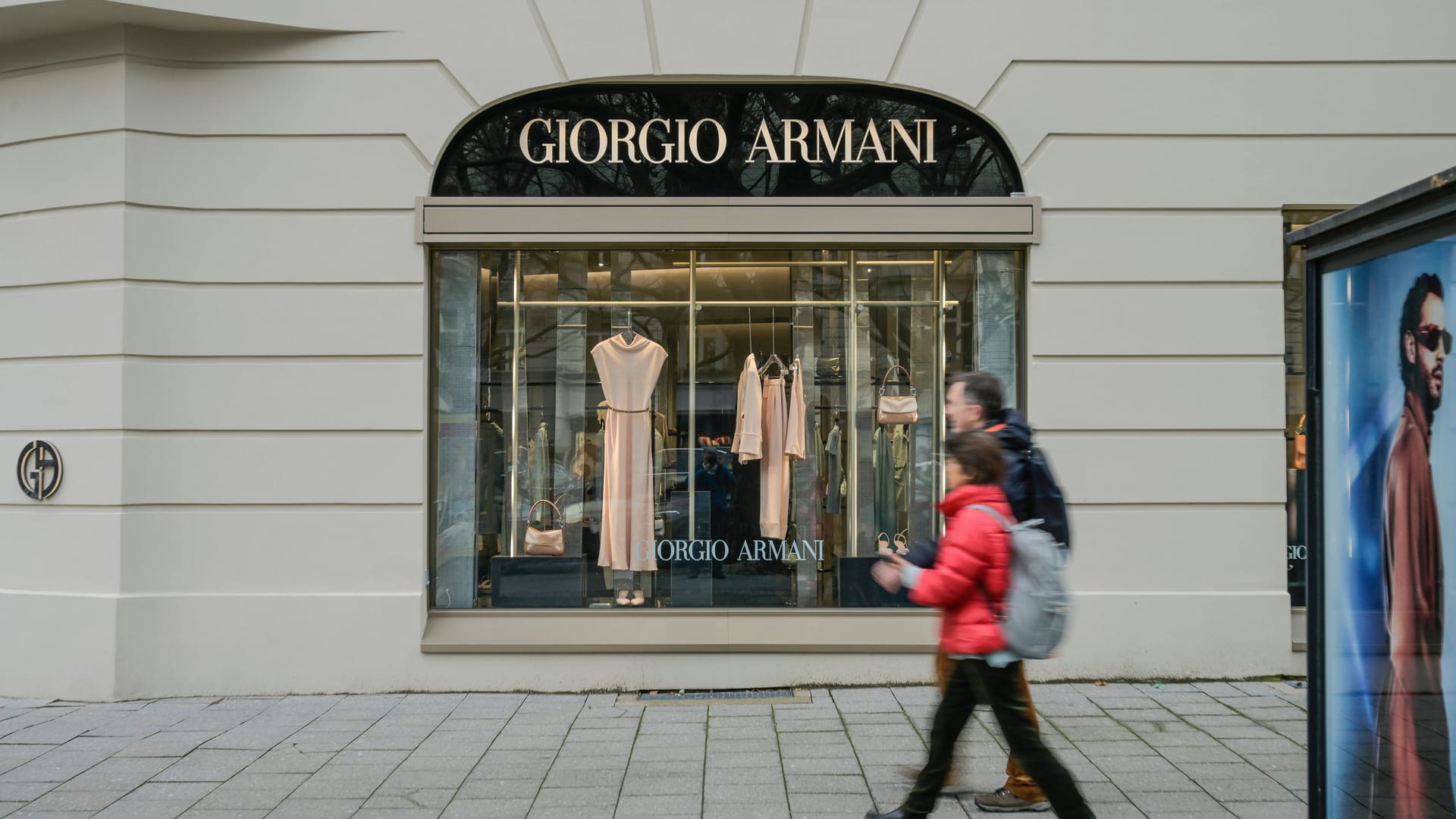 Ein Geschäft des Luxus-Modeherstellers Armani (Archiv): Von dem Konzern beauftragte Firmen sollen Arbeiter ausbeuten, um die hochpreisigen Waren viel billiger herzustellen.