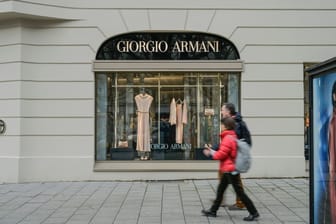 Ein Geschäft des Luxus-Modeherstellers Armani (Archiv): Von dem Konzern beauftragte Firmen sollen Arbeiter ausbeuten, um die hochpreisigen Waren viel billiger herzustellen.