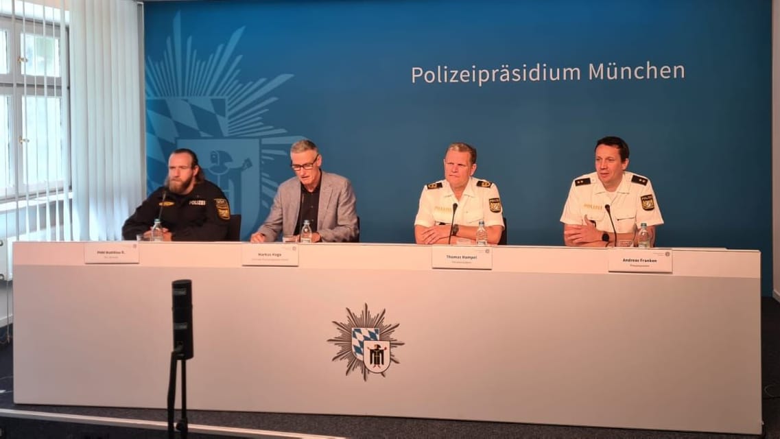 Stellten gemeinsam die Statistik vor: (v.l.) Polizeihauptmeister Matthias R., Markus Hoga, Leiter des Zentralen Psychologischen Dienstesder Bayerischen Polizei, Münchens Polizeipräsident Thomas Hampel und Polizeipressesprecher Andreas Franken.