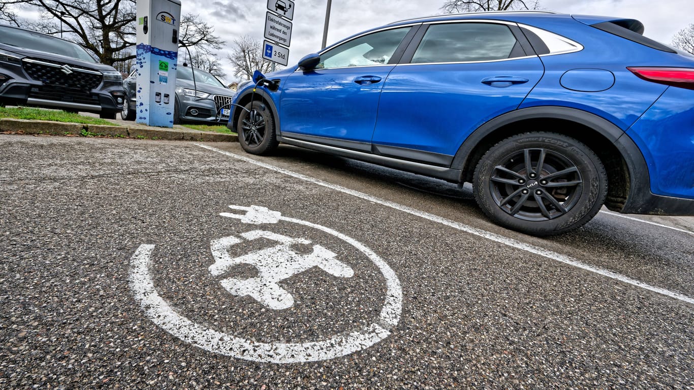 Parkplatz fürs Elektroauto: Wer dort unberechtigt parkt, riskiert ein saftiges Bußgeld.