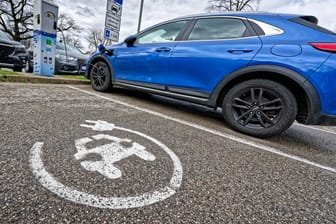 Parkplatz fürs Elektroauto: Wer dort unberechtigt parkt, riskiert ein saftiges Bußgeld.