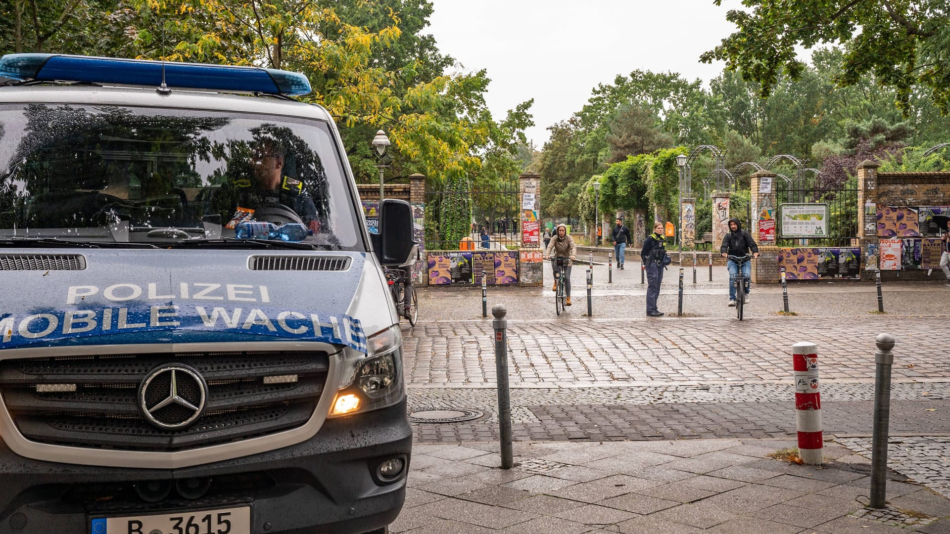 Polizeikräfte einer mobilen Einheit (Archivbild): Hier positioniert am Görlitzer Park.