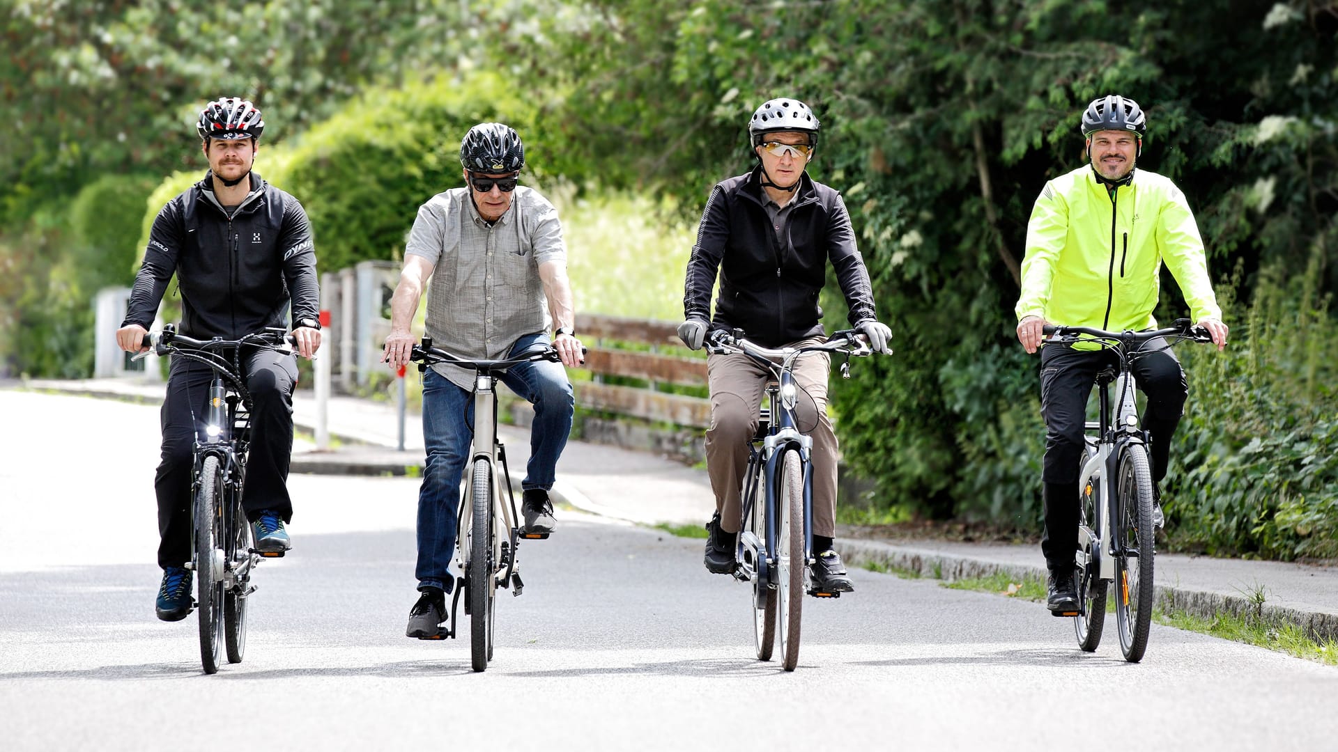 Pedelecs im Test: Im Volksmund oft als E-Bike bezeichnet, unterstützen sie den Fahrer bis 25 km/h Geschwindigkeit per E-Motor beim Treten.