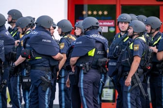 Zahlreiche Polizisten sind in Altdorf vor Ort – teilweise sind sie schwer bewaffnet.