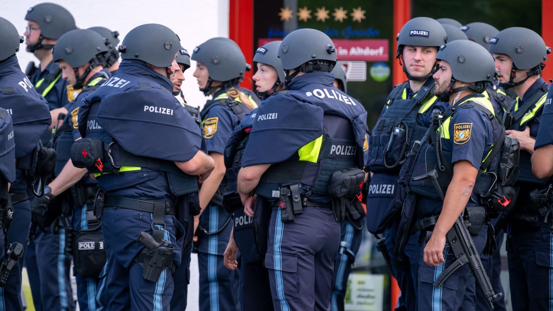 Zahlreiche Polizisten sind in Altdorf vor Ort – teilweise sind sie schwer bewaffnet.