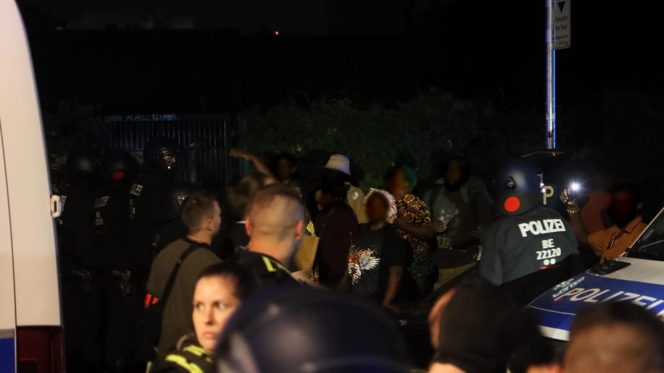 Menschengruppe und Polizisten in der Böttgerstraße: Die Tat am Abend schockierte im Kiez viele.