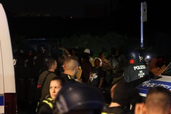 Menschengruppe und Polizisten in der Böttgerstraße: Die Tat am Abend schockierte im Kiez viele.