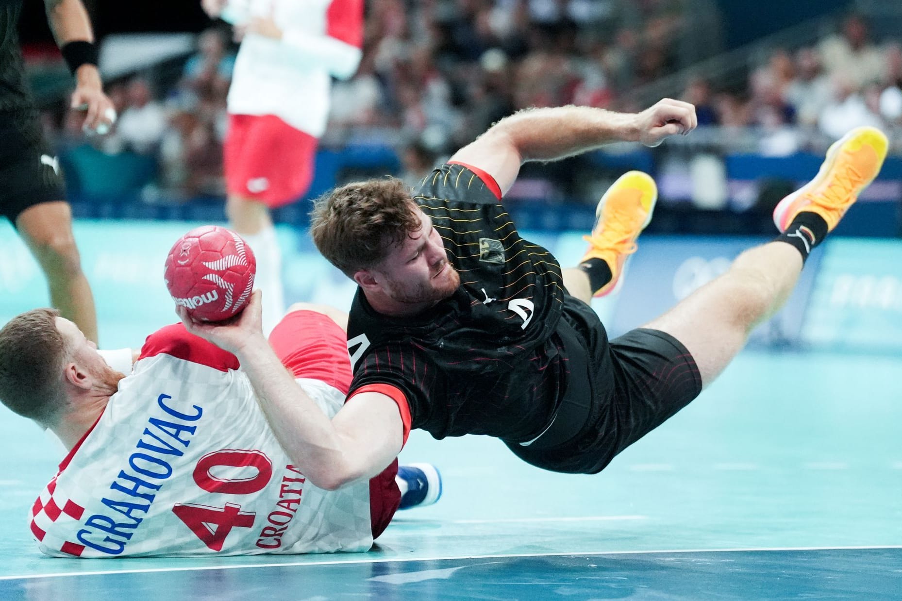 Johannes Golla wirft aufs Tor: Die deutschen Handballer kämpfen um den vorzeitigen Einzug ins Viertelfinale.