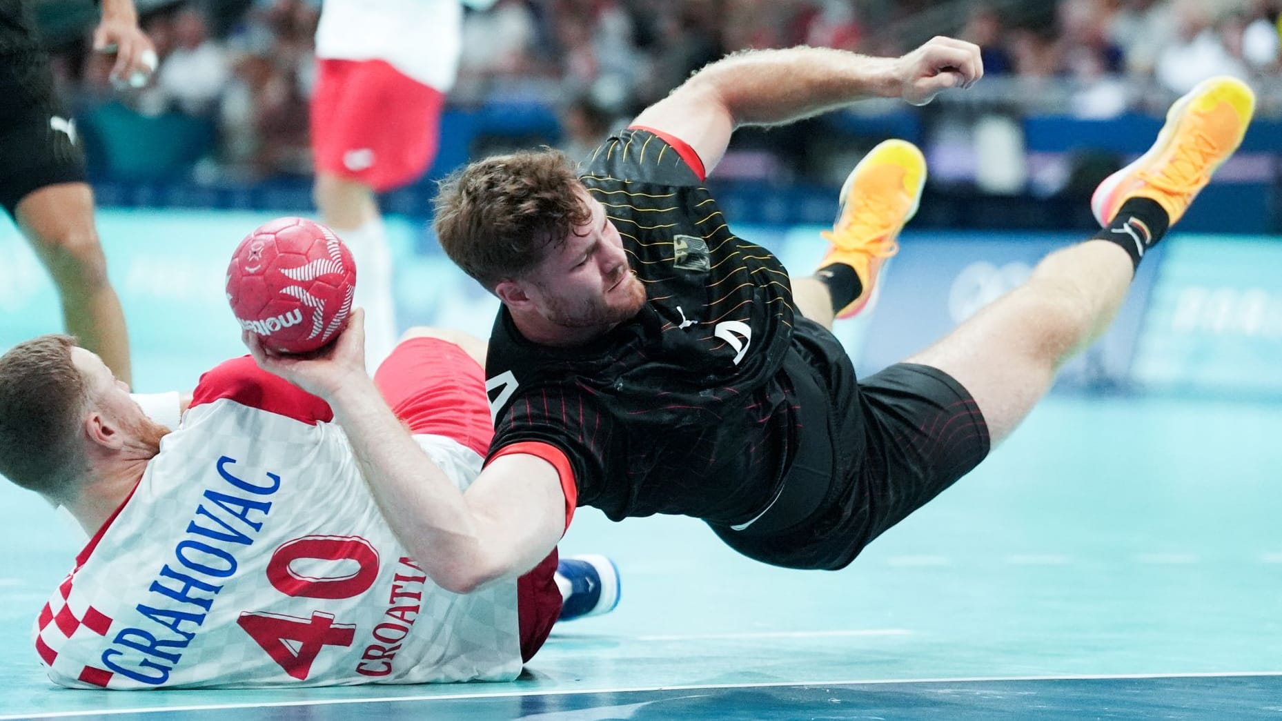 Johannes Golla wirft aufs Tor: Die deutschen Handballer kämpfen um den vorzeitigen Einzug ins Viertelfinale.