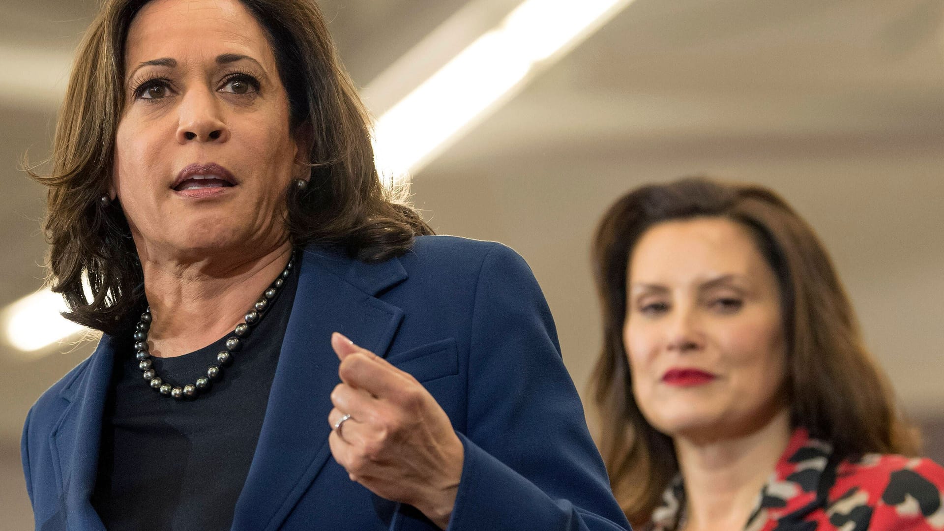 Michigans Gouverneurin Gretchen Whitmer (Hintergrund) bei einer Wahlkampfveranstaltung mit Kamala Harris im Jahr 2020.