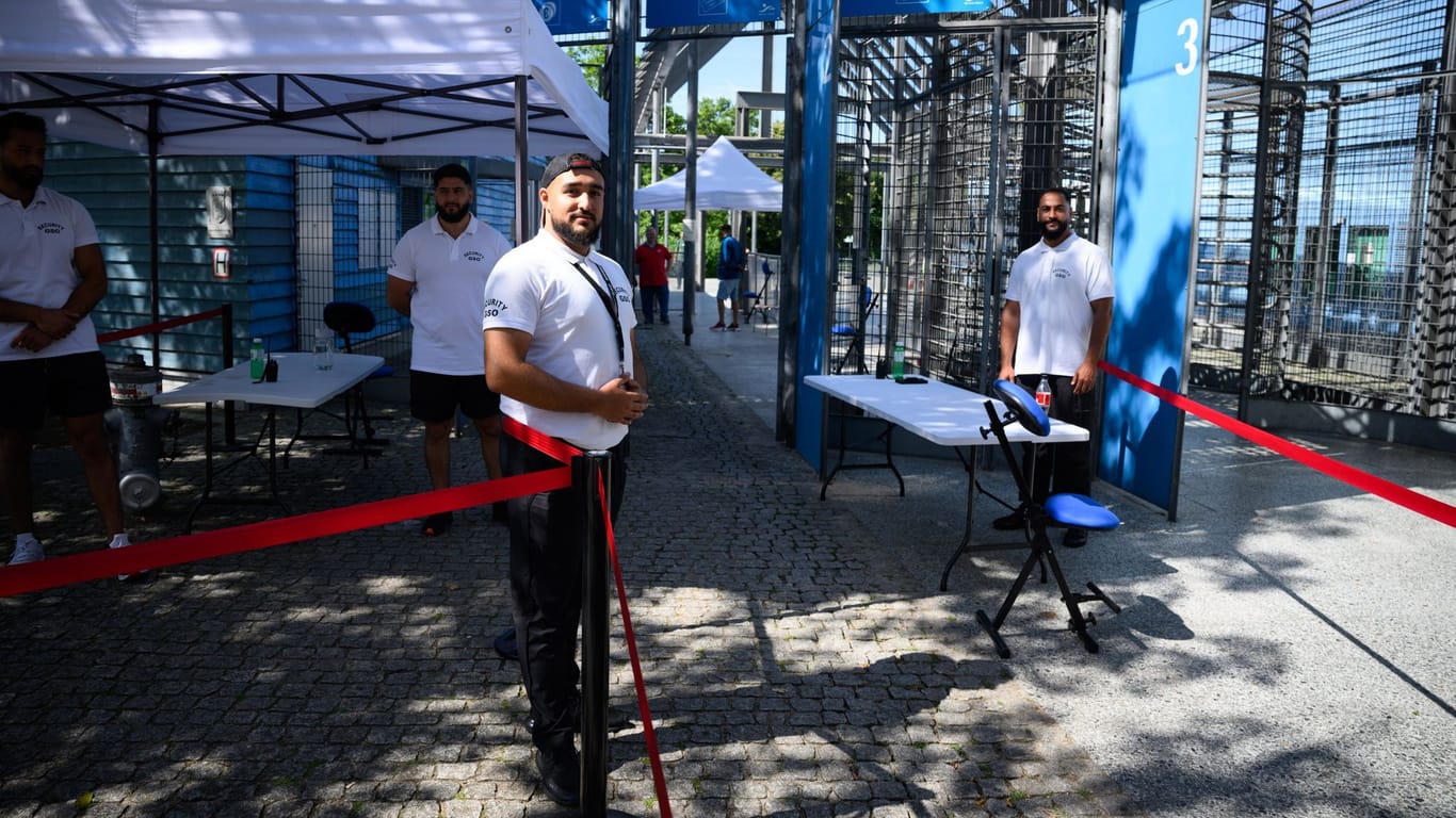 Mitarbeiter einer Sicherheitsfirma kontrollieren Ausweise vor einem Berliner Freibad: In den Freibädern in Berlin gibt es jede Menge Sicherheitsmaßnahmen.